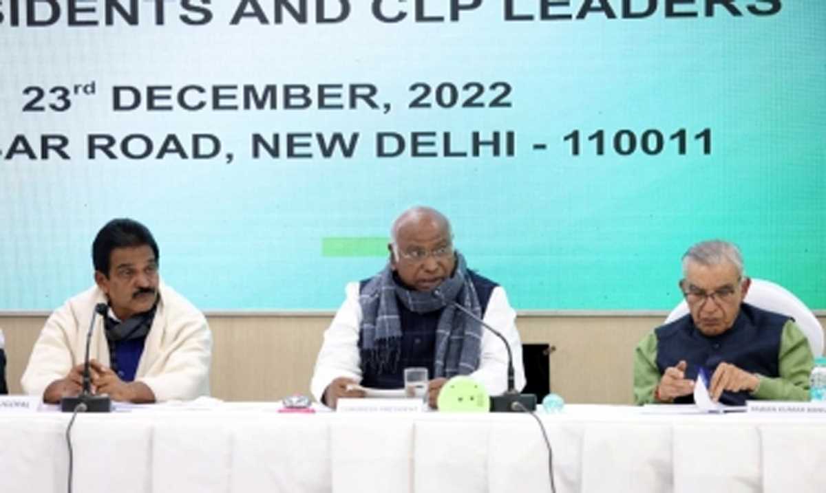 मल्लिकार्जुन खड़गे ने, हाथ से जोड़ो हाथ अभियान के तहत बुलाई बैठक मल्लिकार्जुन खड़गे ने, हाथ से जोड़ो हाथ अभियान के तहत बुलाई बैठक